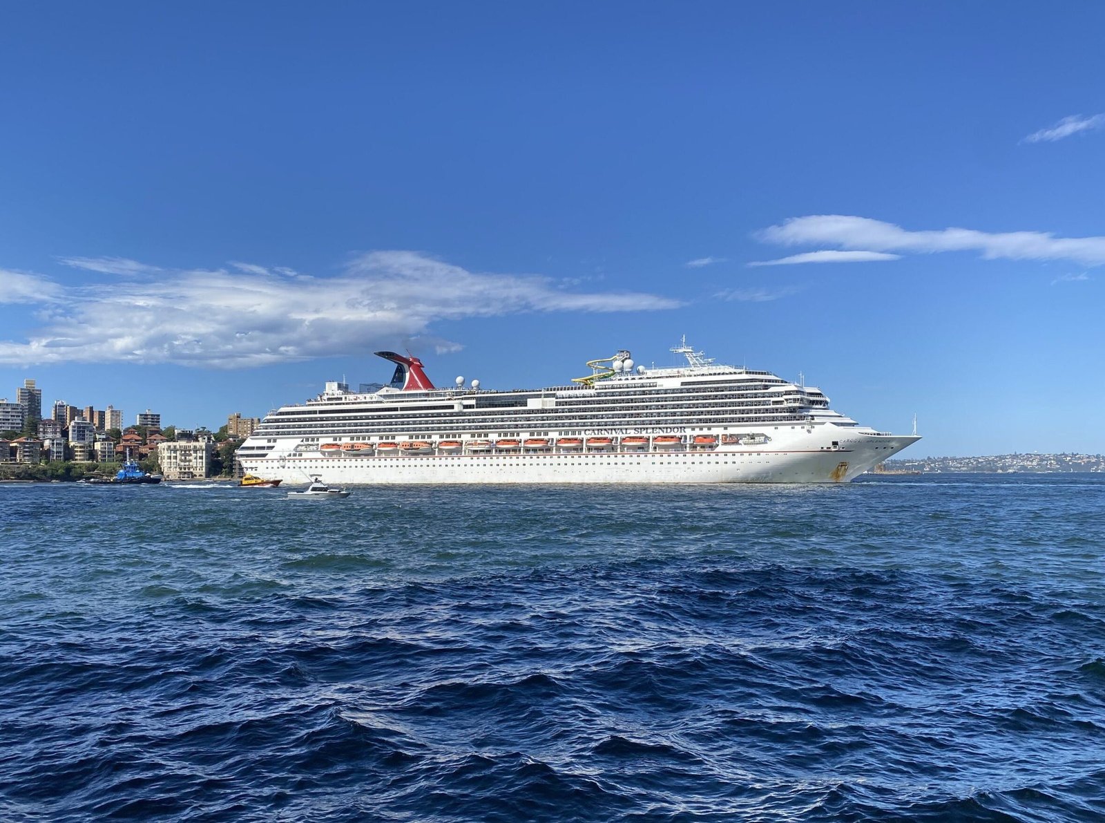 Eine Aufnahme der Carnival Splendor von Carnival Cruise Line vor Sydney, Australien, 2023.