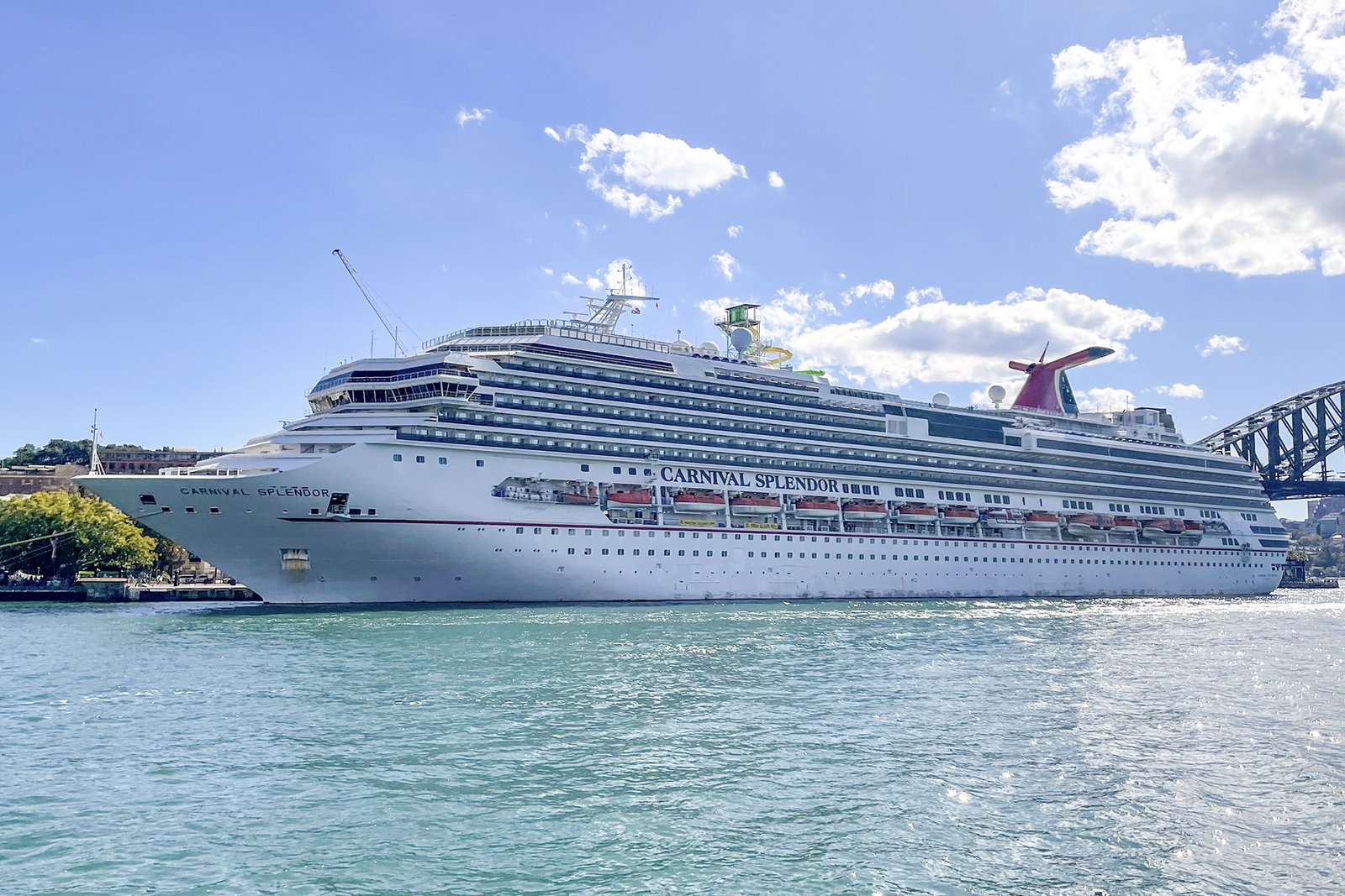 Eine Aufnahme der Carnival Splendor von Carnival Cruise Line vor Sydney, Australien, 2023.