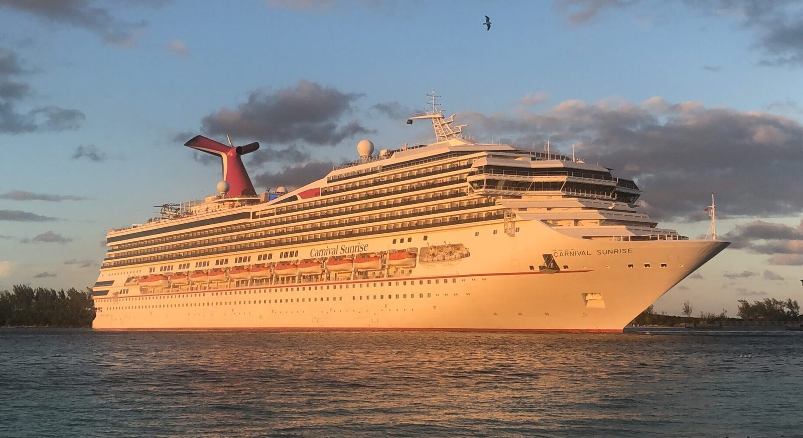 Eine Aufnahme der Carnival Sunrise von Carnival Cruise Line vor den Bahamas, 2019.