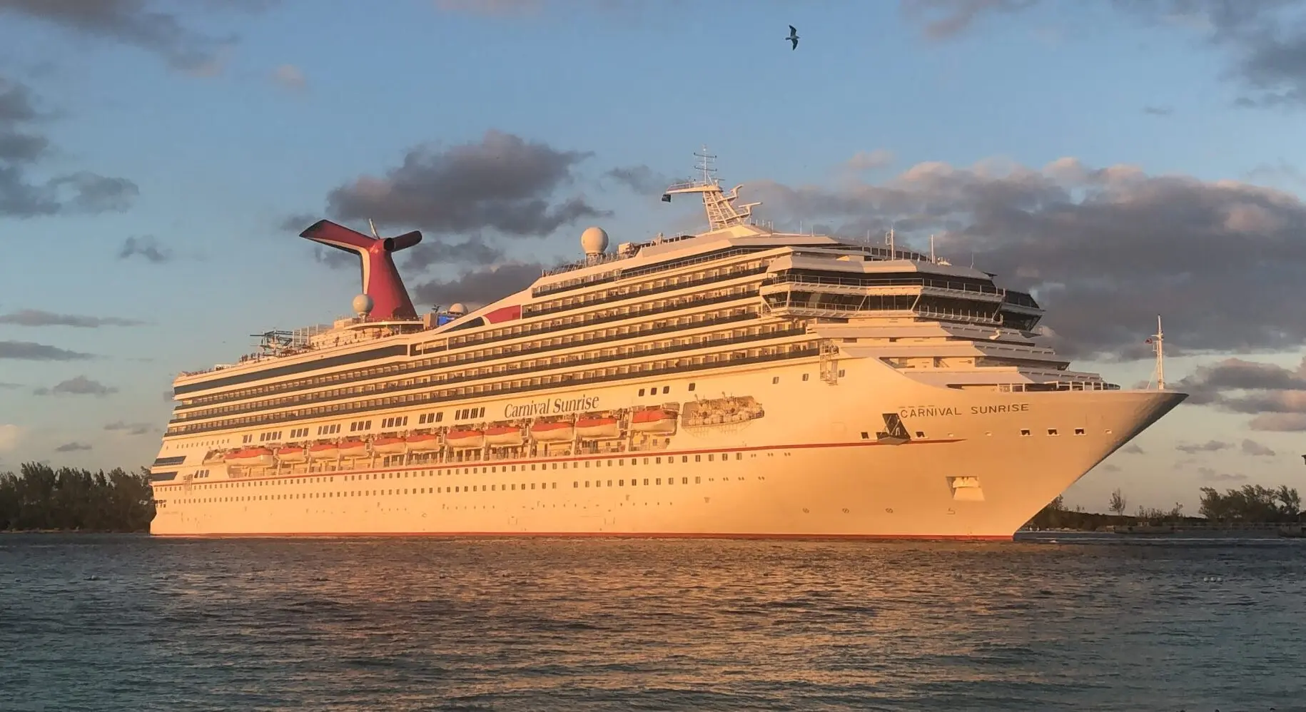 Eine Aufnahme der Carnival Sunrise von Carnival Cruise Line vor den Bahamas, 2019.