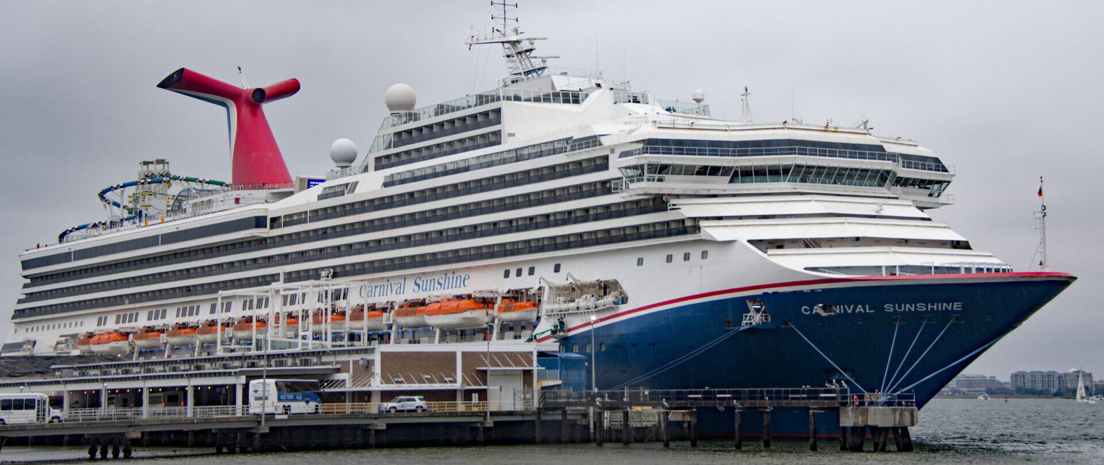 Eine Aufnahme der Carnival Sunshine von Carnival Cruise Line, 2023.