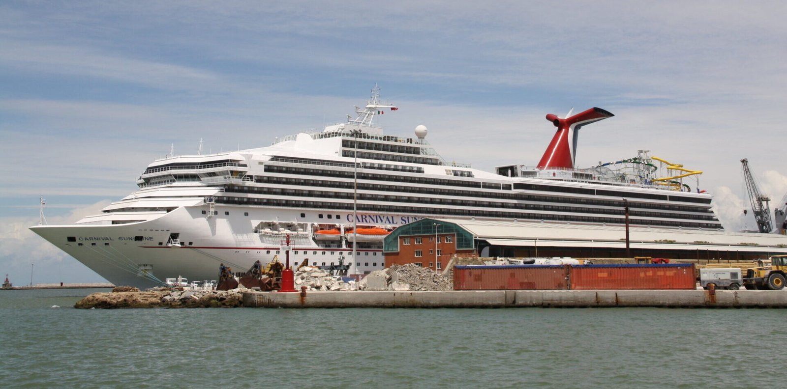 Eine Aufnahme der Carnival Sunshine von Carnival Cruise Line im hafen von Livorno, 2013.