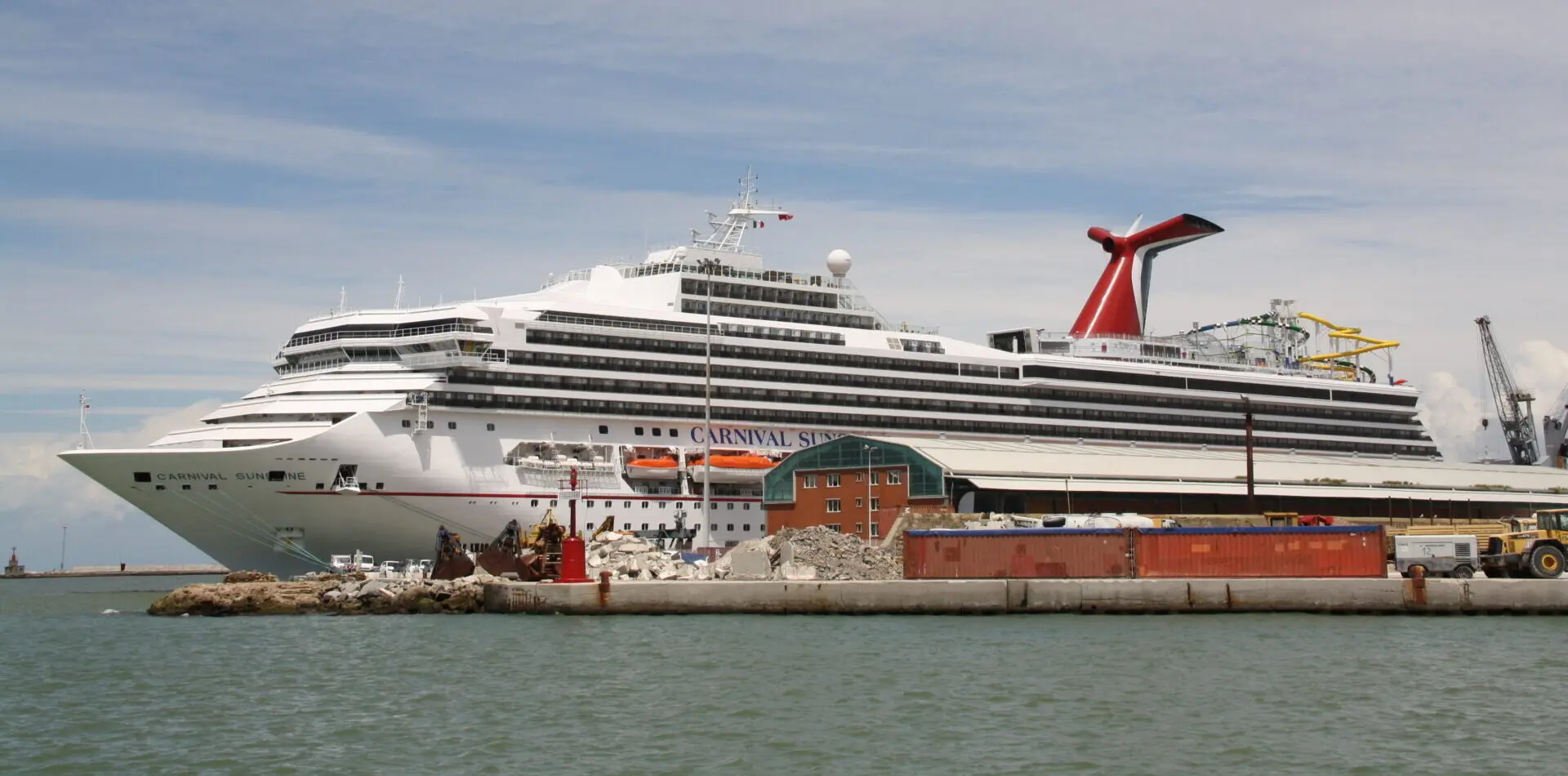 Eine Aufnahme der Carnival Sunshine von Carnival Cruise Line im hafen von Livorno, 2013.
