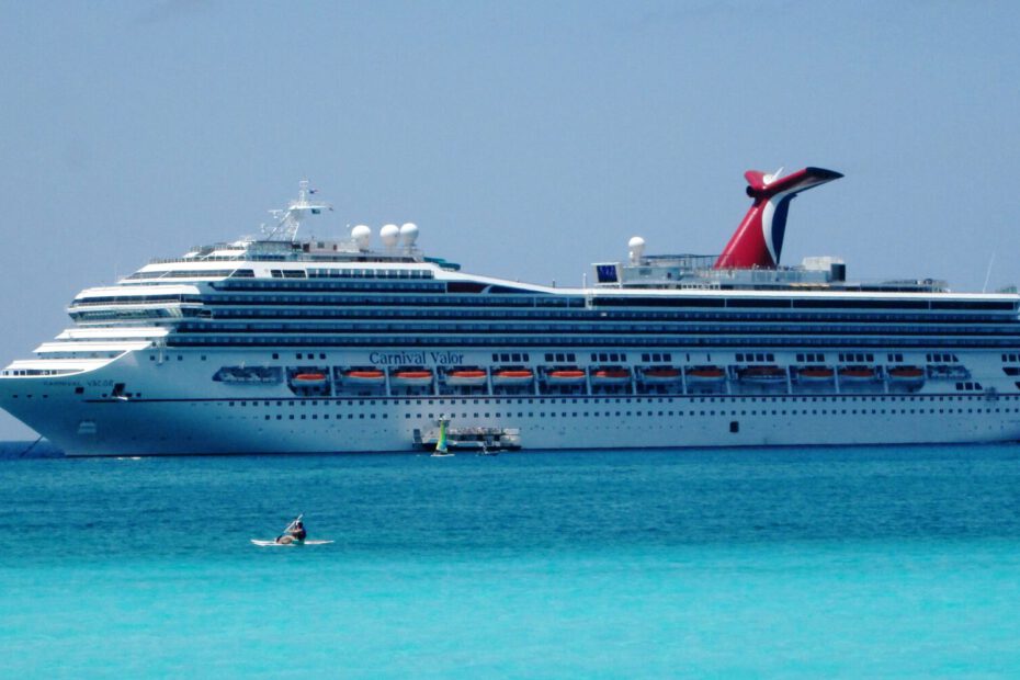 Eine Aufnahme der Carnival Valor von Carnival Cruise Line in der Nähe von Half Moon Beach auf Little San Salvador Island, 2016.