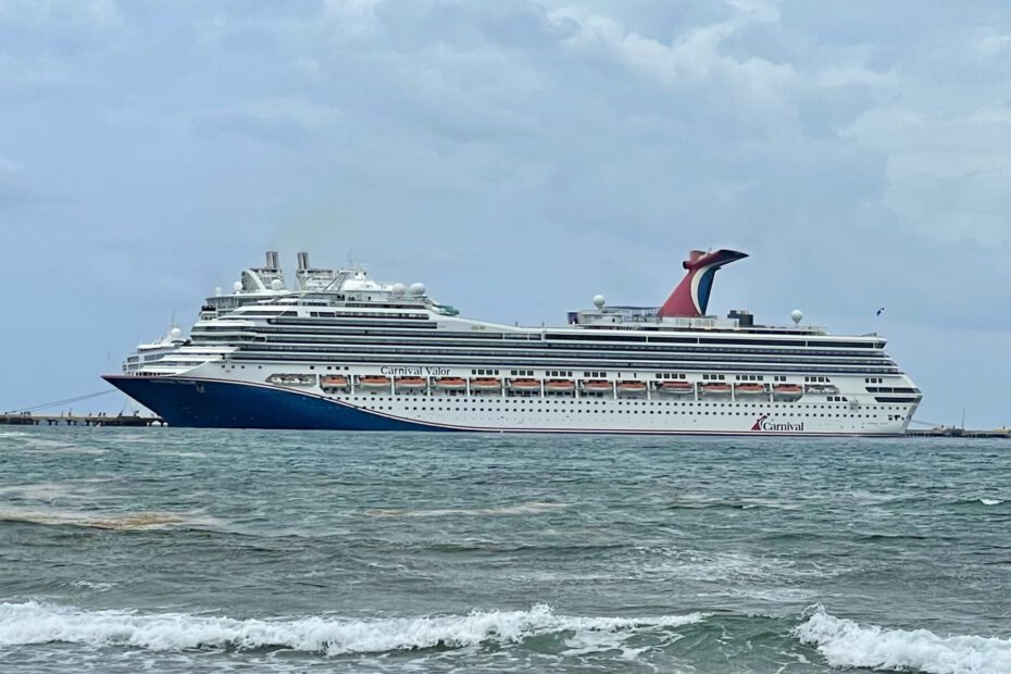 Eine Aufnahme der Carnival Valor von Carnival Cruise Line in der Nähe von vor Costa Maya, Mexiko, 2022.