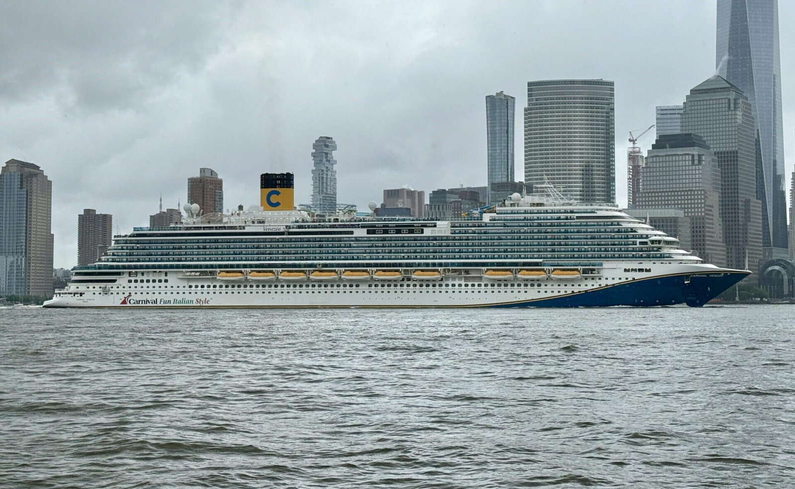 Eine Aufnahme der Carnival Venezia von Carnival Cruise Line, 2025.
