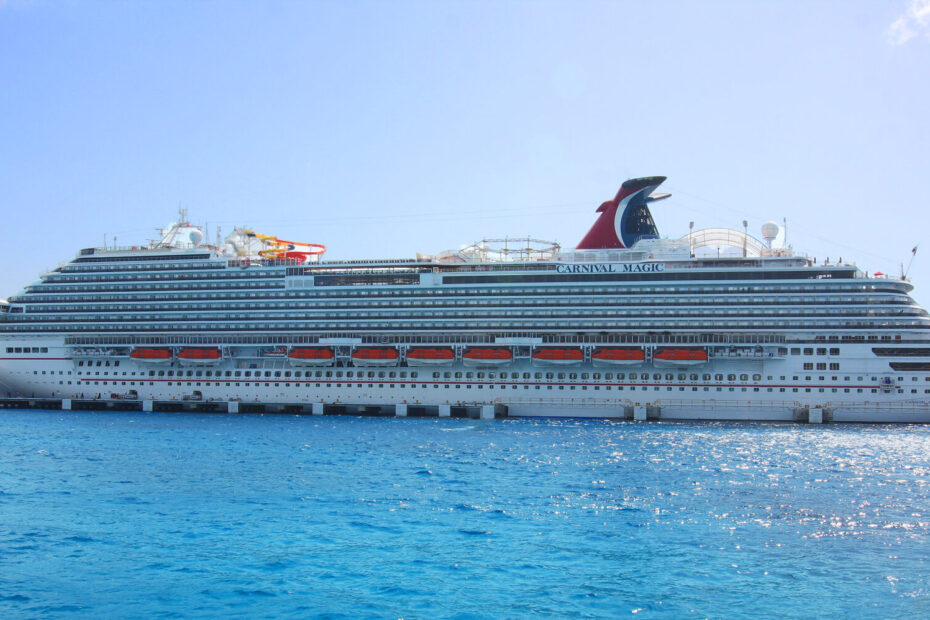 Eine Aufnahme der Carnival Magic von Carnival Cruises, 2012.
