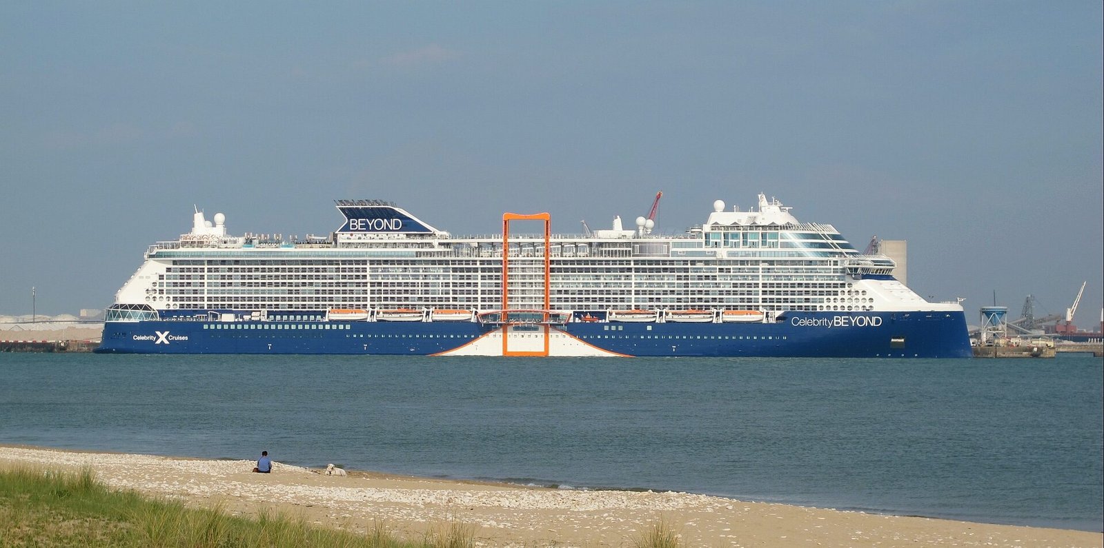 Eine Aufnahme der Celebrity Beyond von Celebrity Cruises vor La Rochelle-Pallice in 2022.