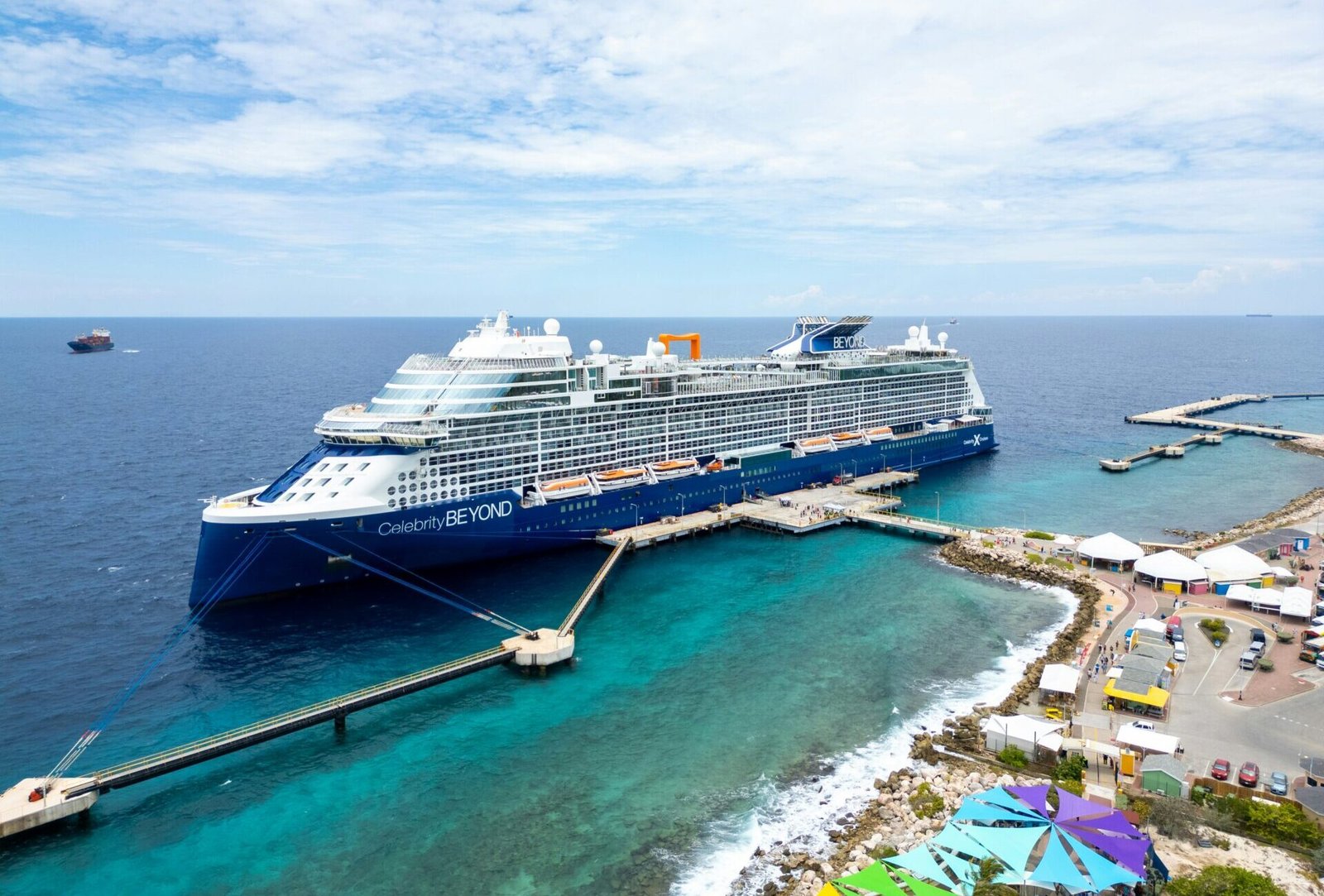 Eine Aufnahme der Celebrity Beyond von Celebrity Cruises im Hafen von Willemstad, Curacao, 2024.