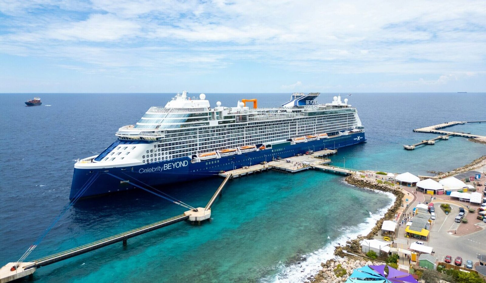Eine Aufnahme der Celebrity Beyond von Celebrity Cruises im Hafen von Willemstad, Curacao, 2024.