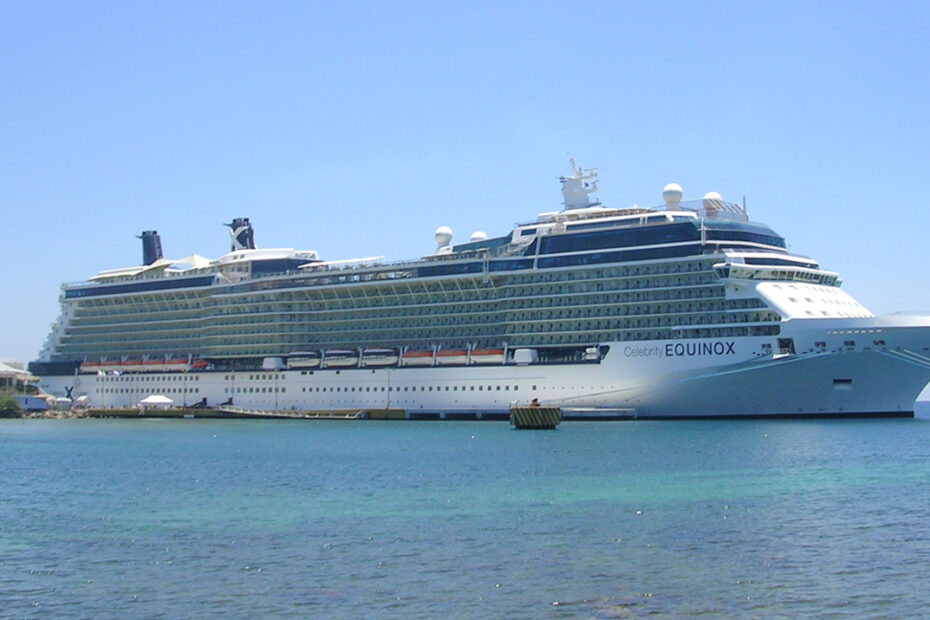 Eine Aufnahme der Celebrity Equinox von Celebrity Cruises am Pier in Roatan, Honduras, 2011.