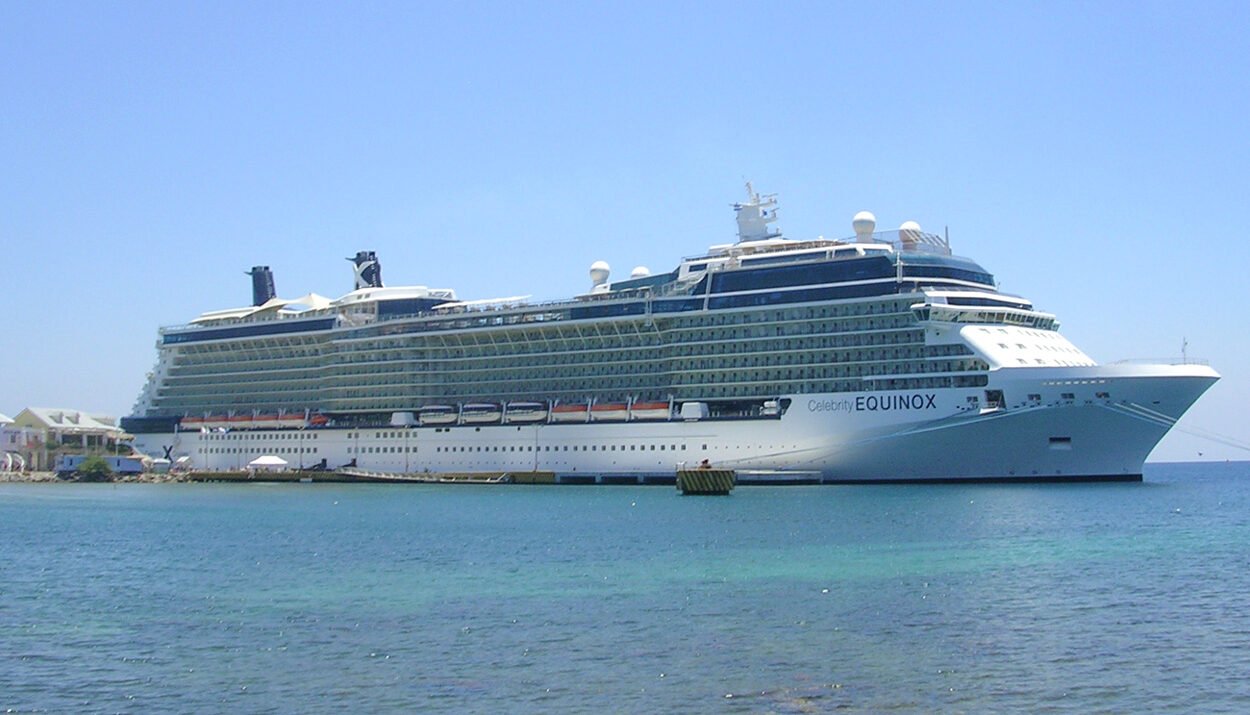 Eine Aufnahme der Celebrity Equinox von Celebrity Cruises am Pier in Roatan, Honduras, 2011.