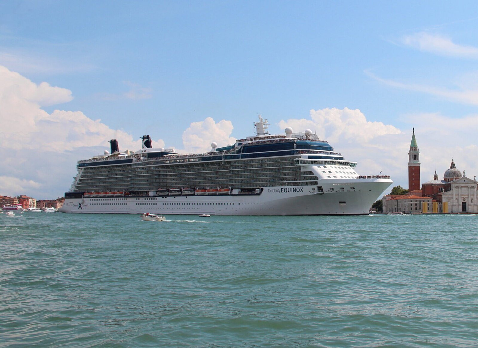 Eine Aufnahme der Celebrity Equinox von Celebrity Cruises vor Venedig, Italien, 2014.