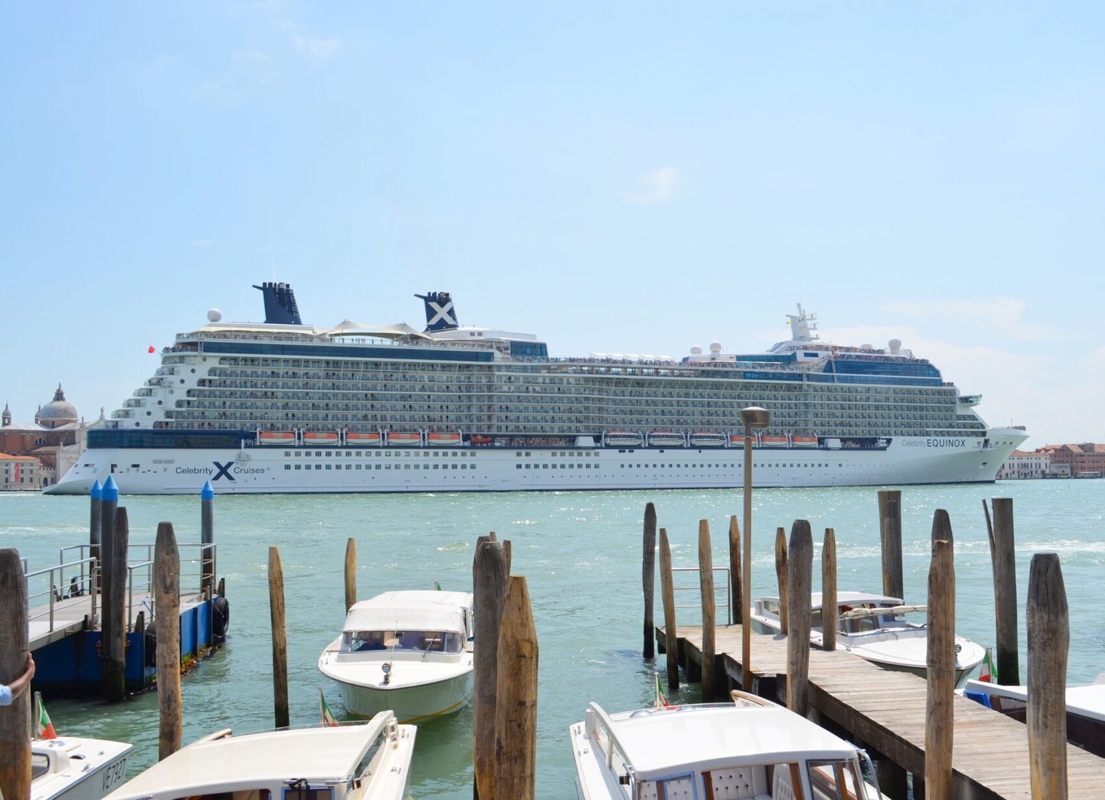 Eine Aufnahme der Celebrity Equinox von Celebrity Cruises im Hafen von Venedig, 2013.
