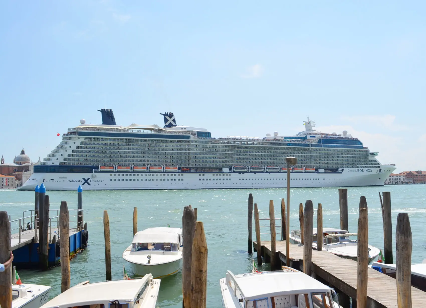 Eine Aufnahme der Celebrity Equinox von Celebrity Cruises im Hafen von Venedig, 2013.