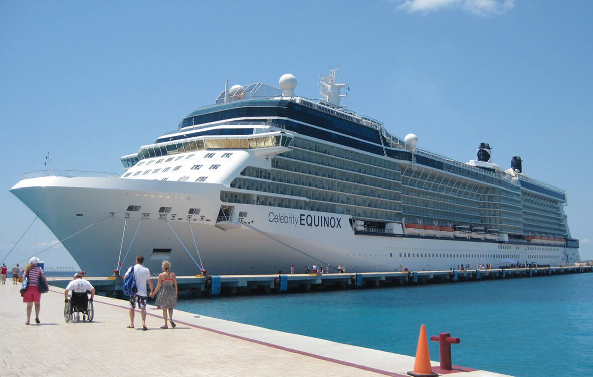 Eine Aufnahme der Celebrity Equinox von Celebrity Cruises im Hafen von Cozumel, Mexiko, 2011.