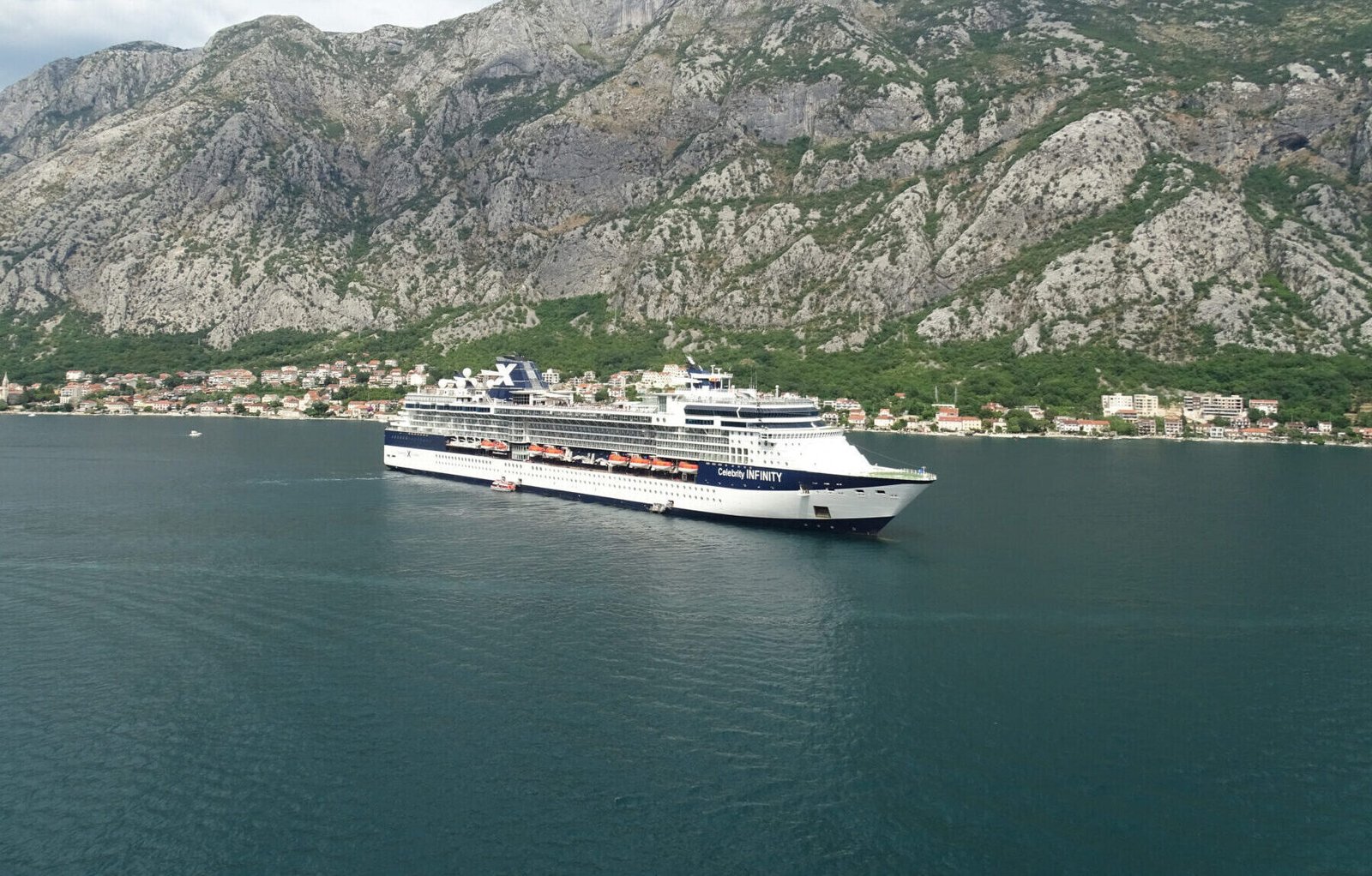 Eine Aufnahme der Celebrity Infinity von Celebrity Cruises vor Kotor, Montenegro, 2019.