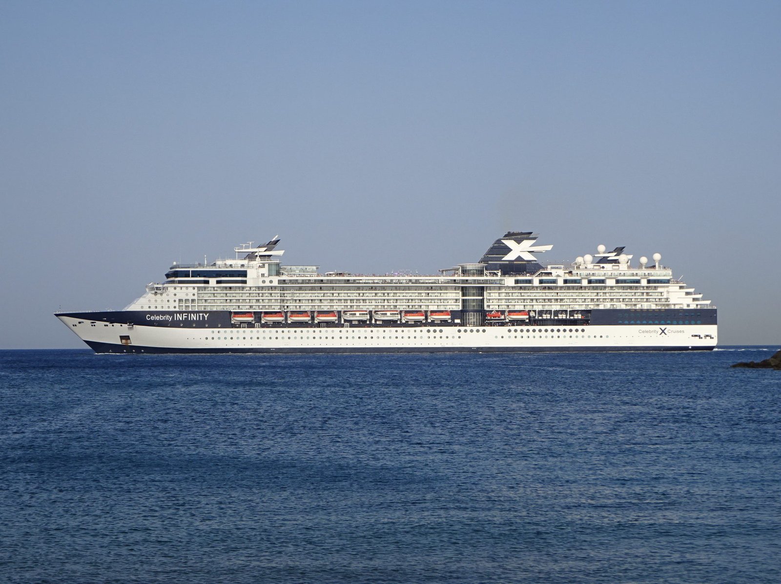 Eine Aufnahme der Celebrity Infinity von Celebrity Cruises vor Rhodos, Griechenland, 2025.