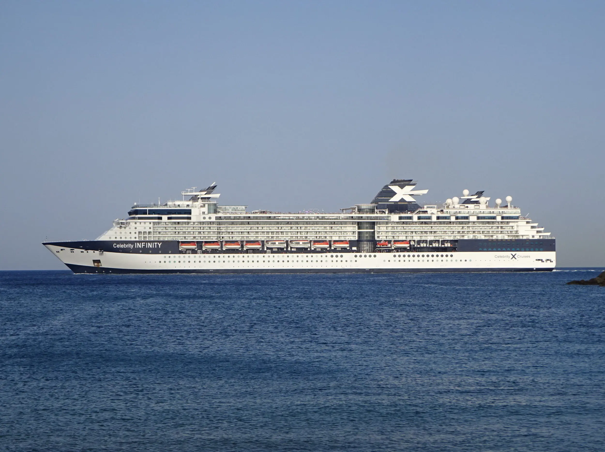 Eine Aufnahme der Celebrity Infinity von Celebrity Cruises vor Rhodos, Griechenland, 2025.