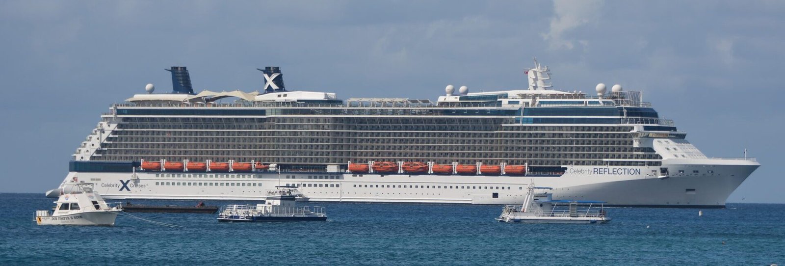 Eine Aufnahme der Celebrity Reflection von Celebrity Cruises vor den Cayman Islands, 2016.