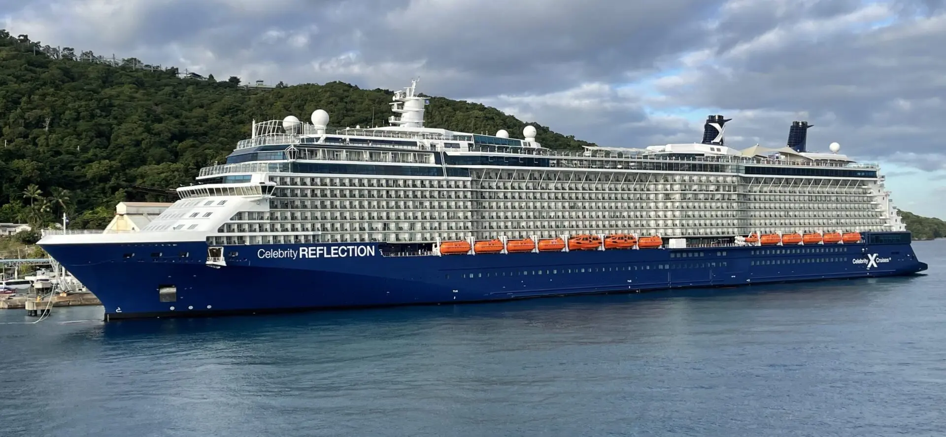 Eine Aufnahme der Celebrity Reflection von Celebrity Cruises im Hafen von Ocho Rios, Jamaika, 2023.