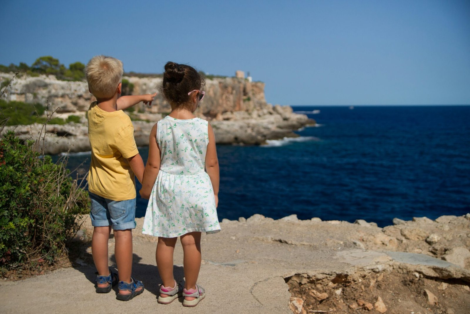 Zwei Kinder am Meer