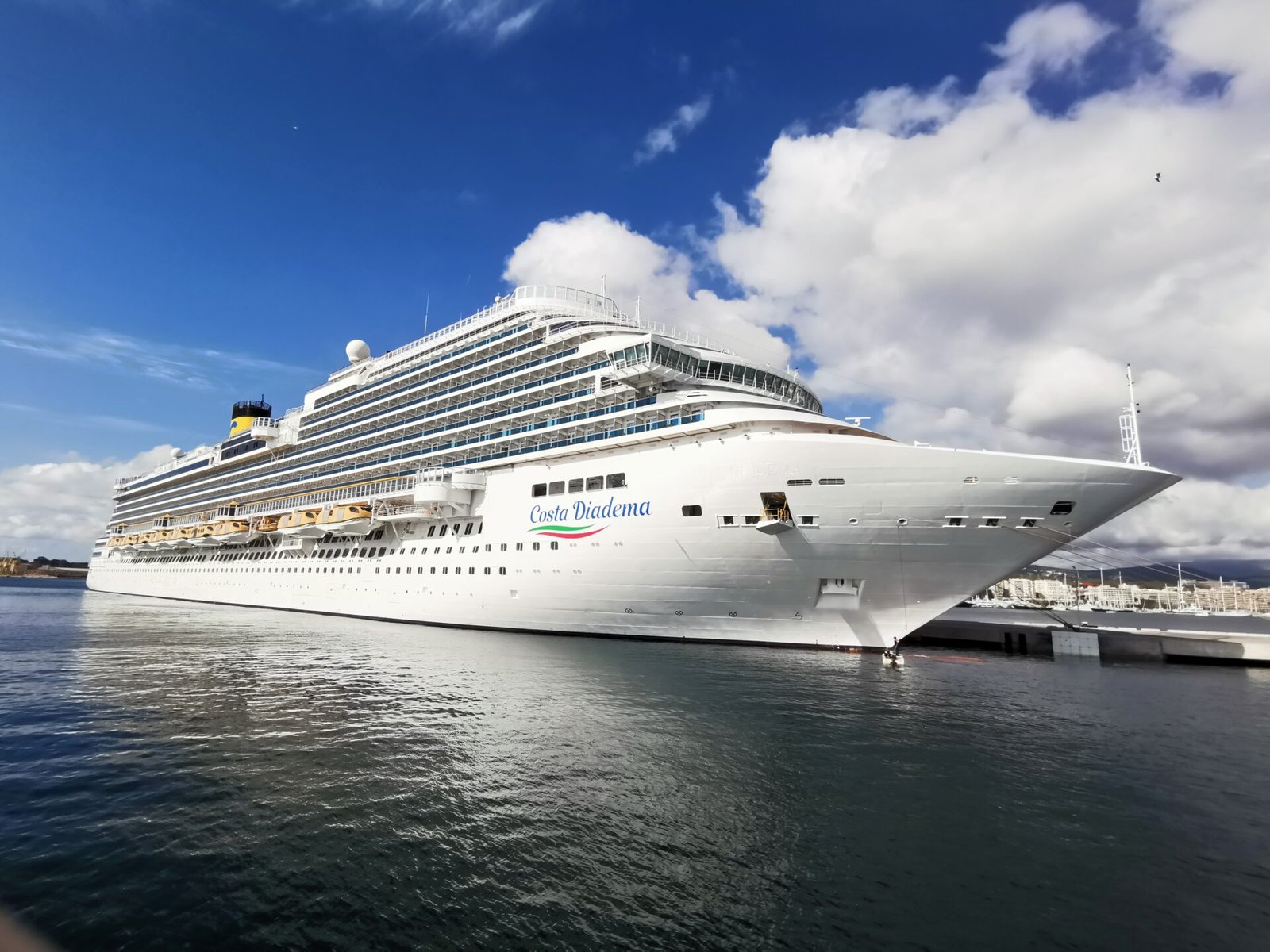 Eine Aufnahme der Costa Diadema von Costa Cruises im Hafen von Palma, 2019.