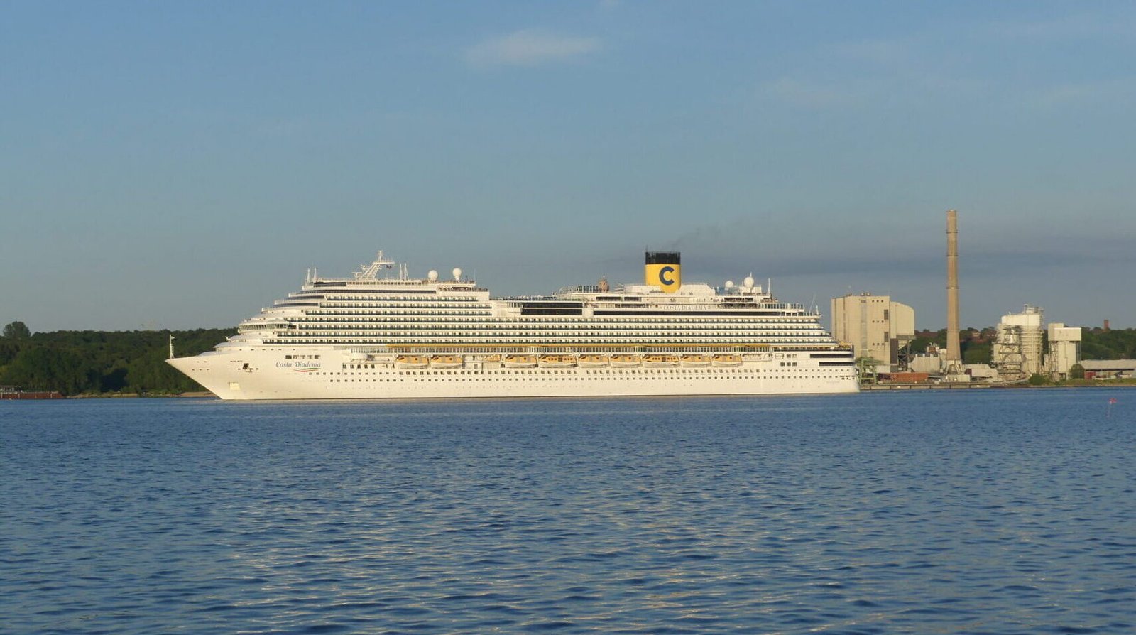 Eine Aufnahme der Costa Diadema von Costa Cruises im Hafen von Kiel, 2022.