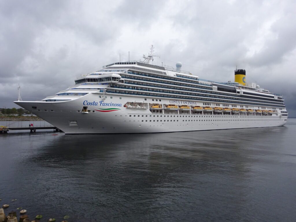 Costa Cruises Costa Fascinosa Eine Aufnahme der Costa Fascinosa von Costa Cruises im Hafen von Tallinn, 2022.