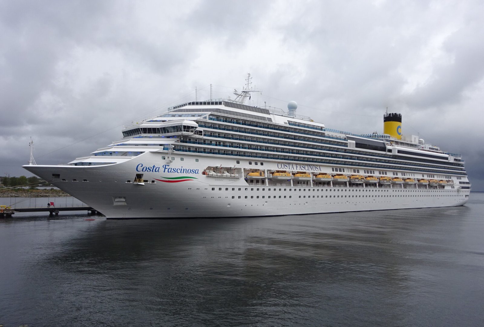 Eine Aufnahme der Costa Fascinosa von Costa Cruises im Hafen von Tallinn, 2022.
