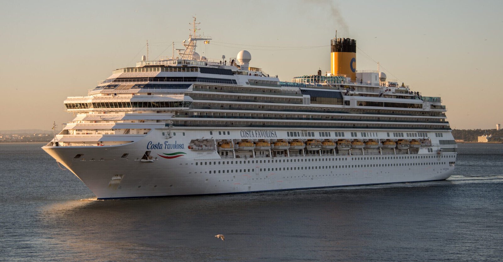 Eine Aufnahme der Costa Favolosa von Costa Cruises im Hafen von Barcelona, 2018.