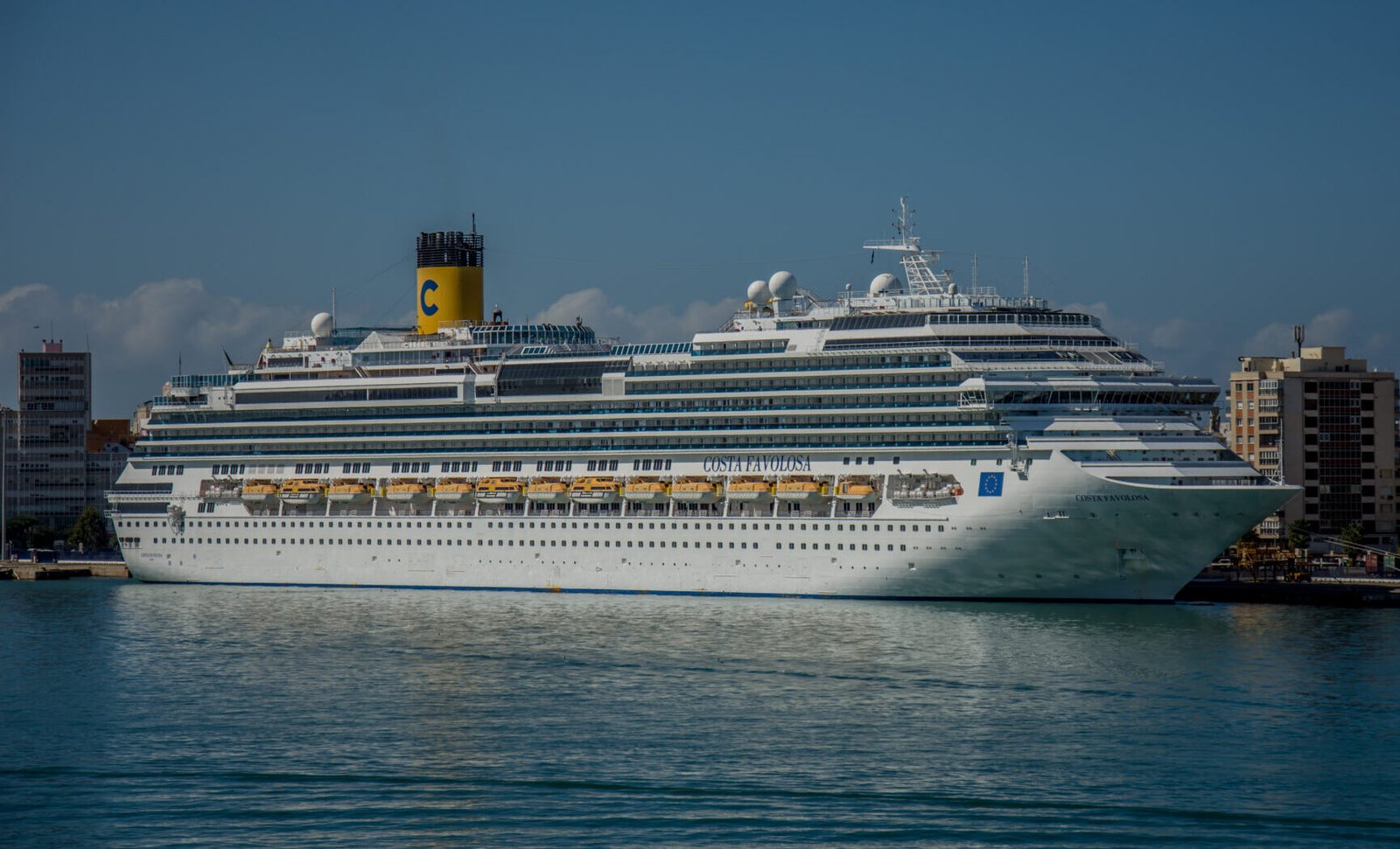 Eine Aufnahme der Costa Favolosa von Costa Cruises im Hafen von Cadiz, 2016.