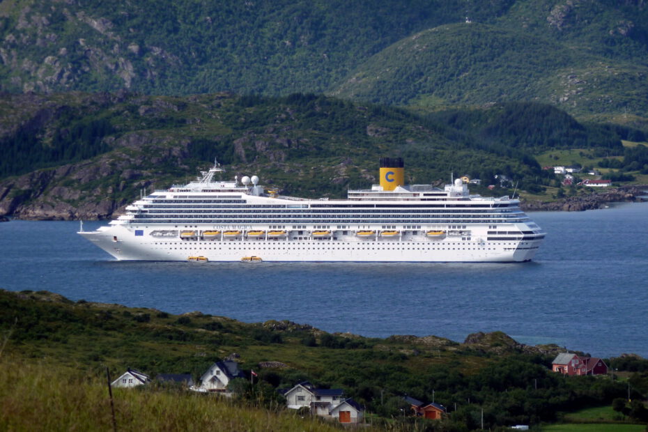 Eine Aufnahme der Costa Magica von Costa Cruises (aktuell Goddess of the Night von Neonyx Cruises) vor Gravdal in den Lofoten, 2010.