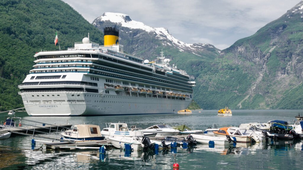 Costa Cruises Costa Pacifica Eine Aufnahme der Costa Pacifica von Costa Cruises in Geiranger, 2015.