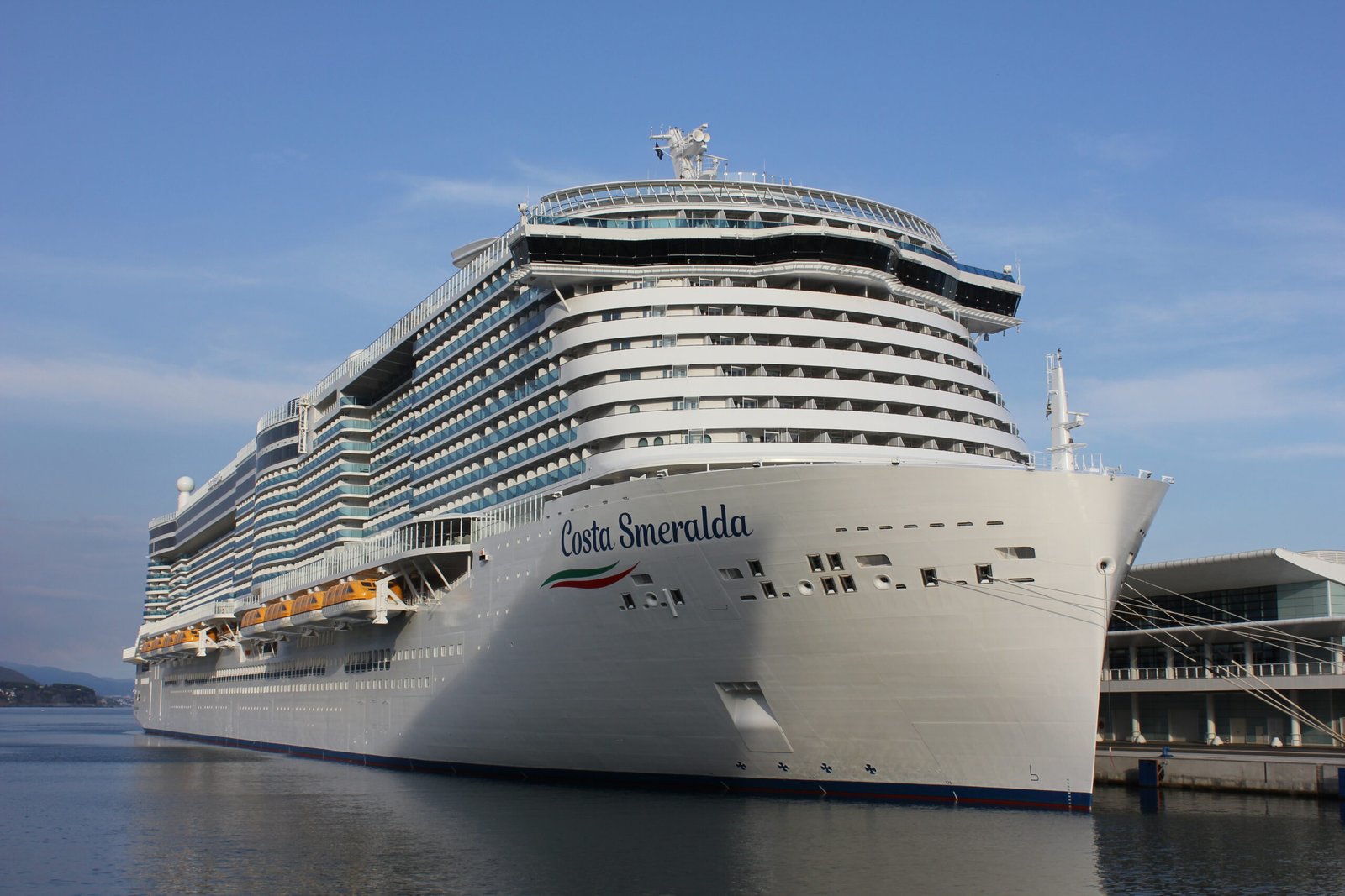 Eine Aufnahme der Costa Smeralda von Costa Cruises im Hafen von Savona, Italien, 2020.
