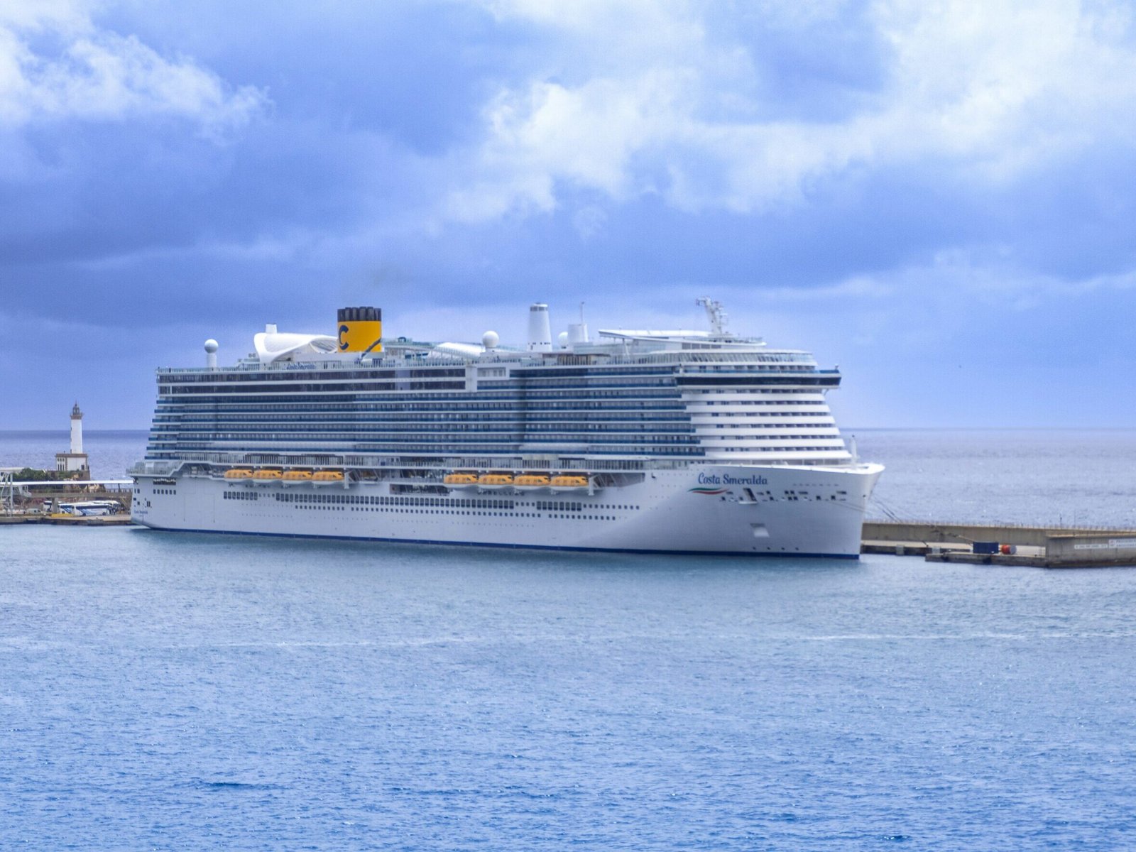 Eine Aufnahme der Costa Smeralda von Costa Cruises im hafen von Ibiza, Spanien, 2023.