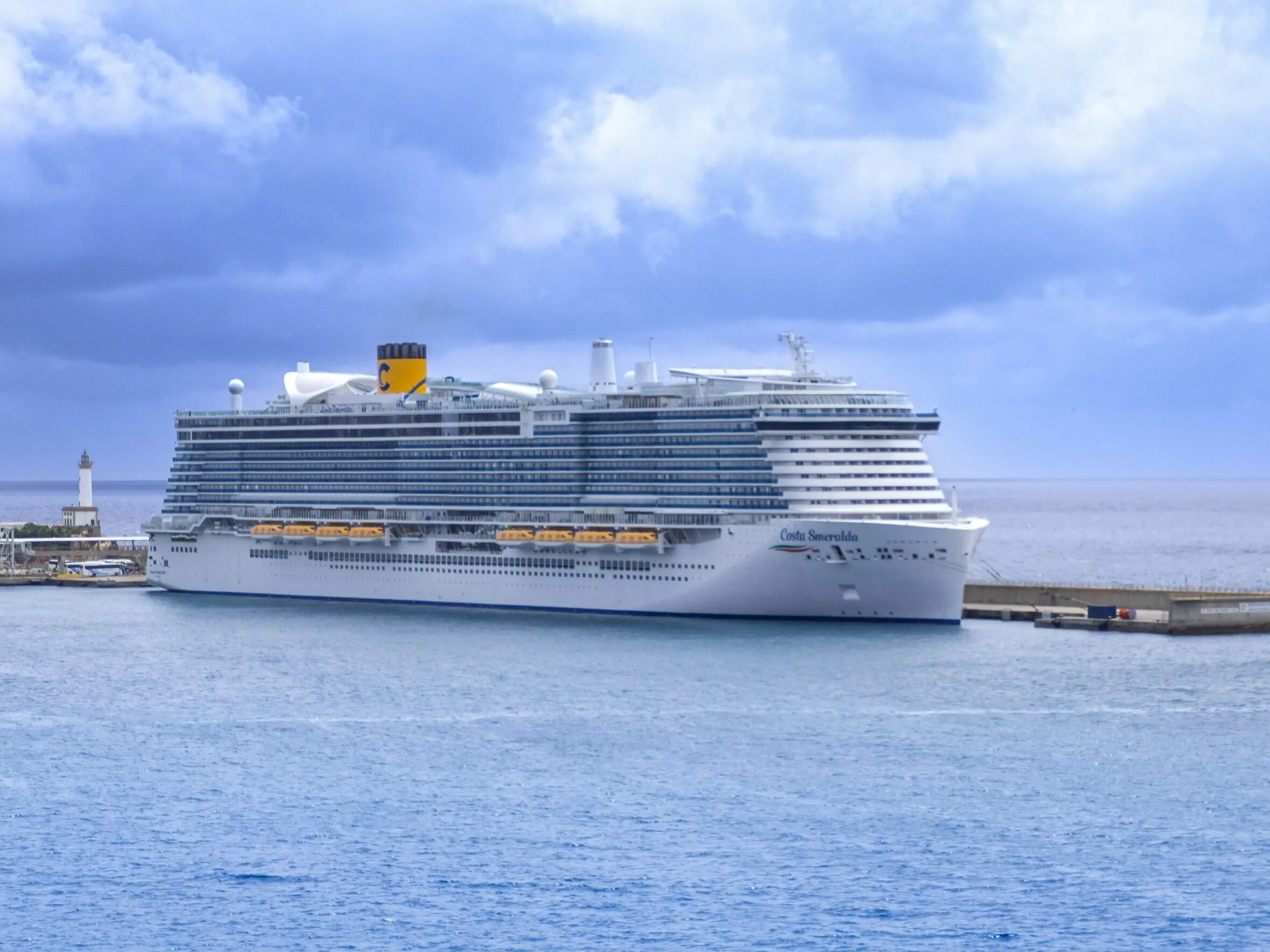 Eine Aufnahme der Costa Smeralda von Costa Cruises im hafen von Ibiza, Spanien, 2023.