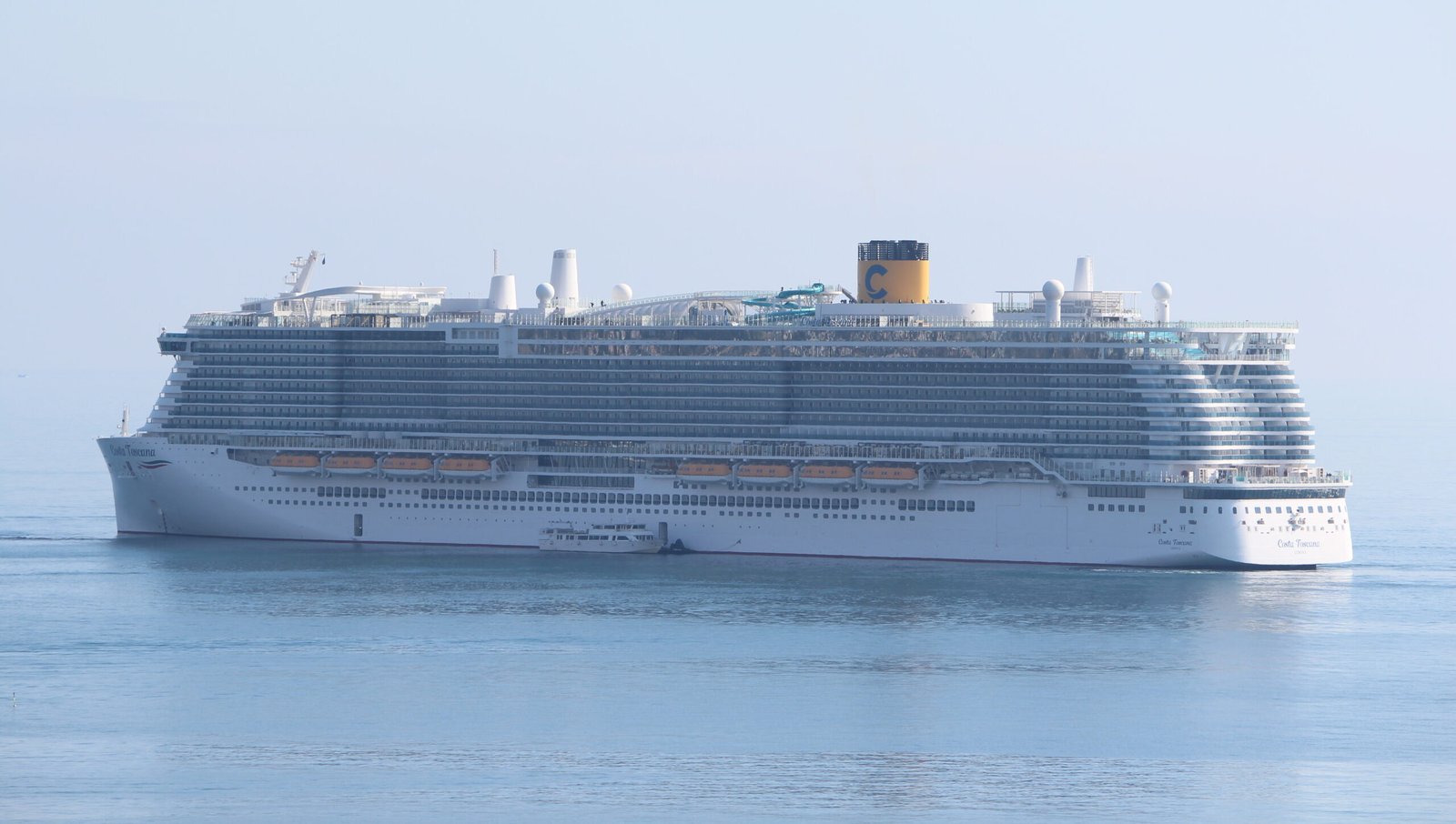 Eine Aufnahme der Costa Toscana von Costa Cruises von Sanremo, Italien, 2026.