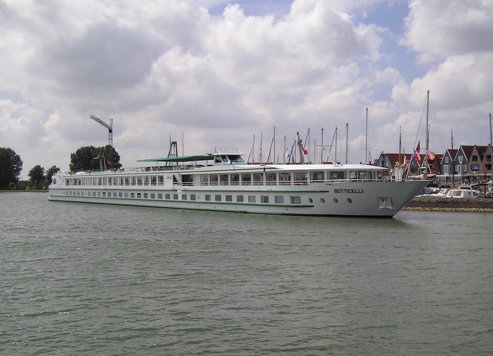 Eine Aufnahme der MS Botticelli von CroisiEurope in Volendam, Niederlande, 2006.