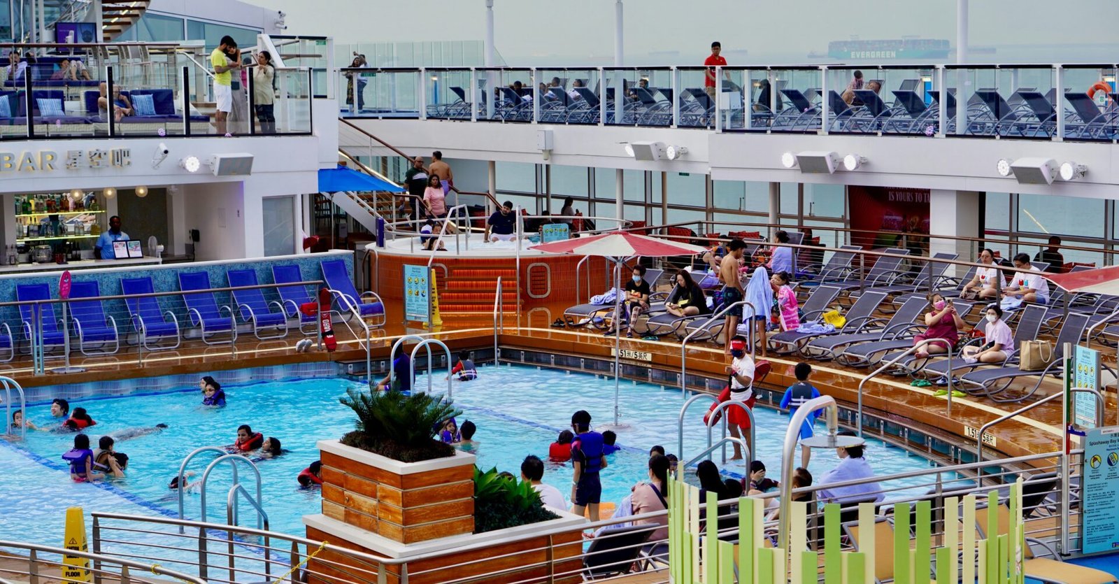 Eine Aufnahme von einem Pool auf einem Kreuzfahrtschiff.