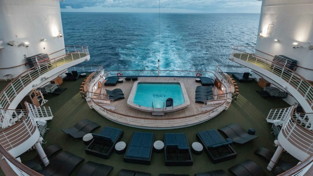 Pool auf Kreuzfahrtschiff Eine Pool-Bereich auf einem Kreuzfahrtschiff.