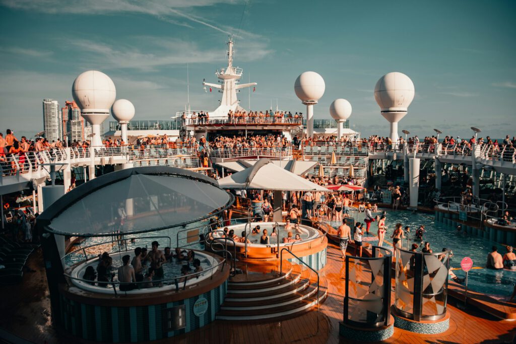 Cruise Travellers Eine Aufnahme von einem vollen Sonnendeck auf einem Kreuzfahrtschiff.