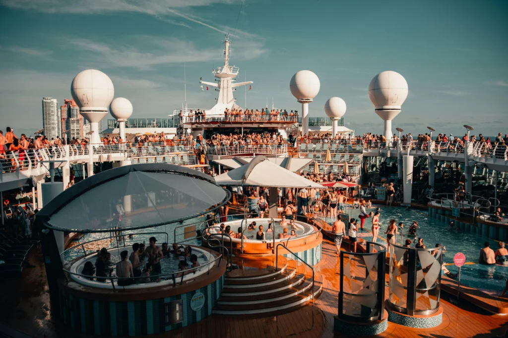 Eine Aufnahme von einem vollen Sonnendeck auf einem Kreuzfahrtschiff.