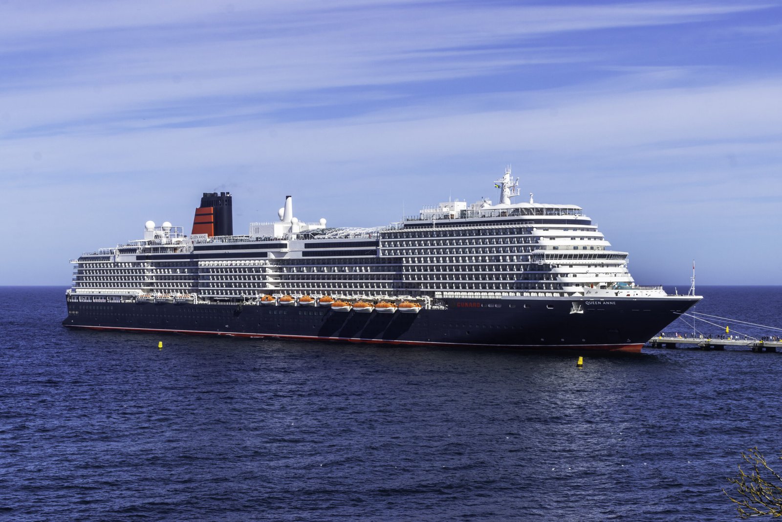 Eine Aufnahme der Queen Anne von Cunard Line im Hafen von Visby, Schweden, 2025.