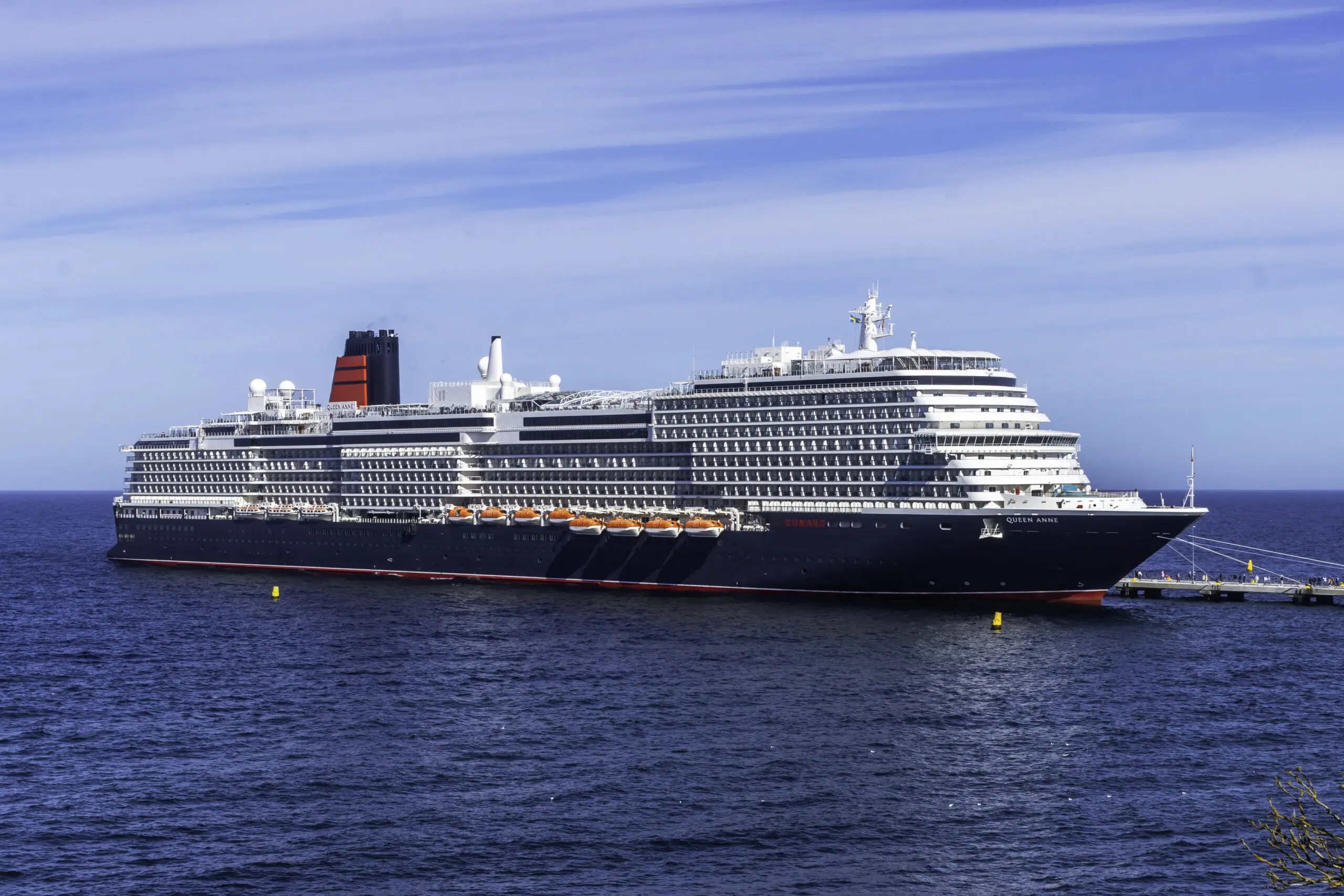 Eine Aufnahme der Queen Anne von Cunard Line im Hafen von Visby, Schweden, 2025.