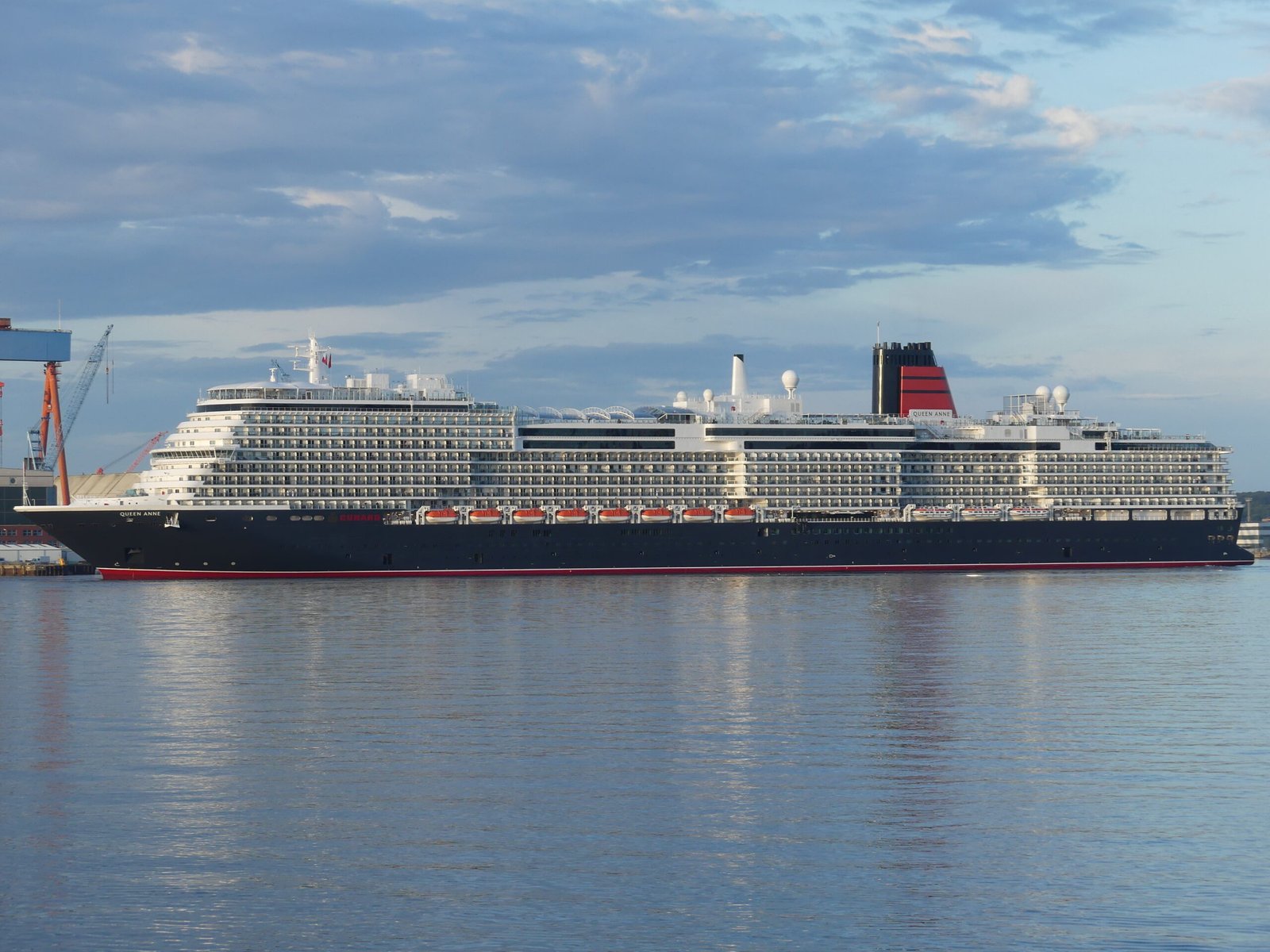 Eine Aufnahme der Queen Anne von Cunard Line im Hafen von Kiel, Schweden, 2024.