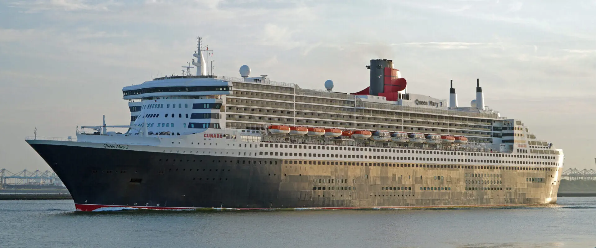Eine Aufnahme der Queen Mary 2 von Cunard Line vor Hoek van Holland, 2025.