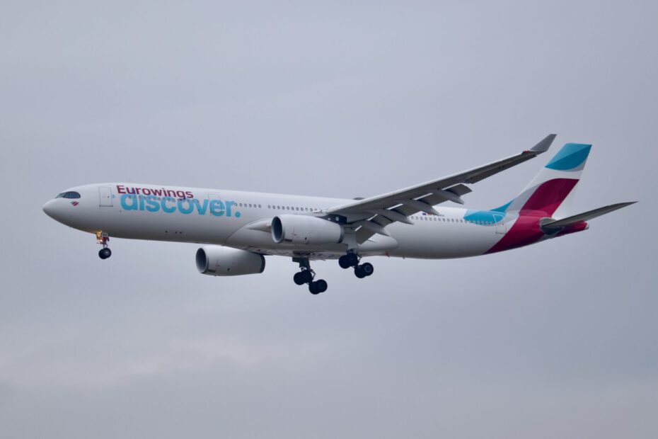 Eine Aufnahme einer Airbus A330 von Discover Airlines.