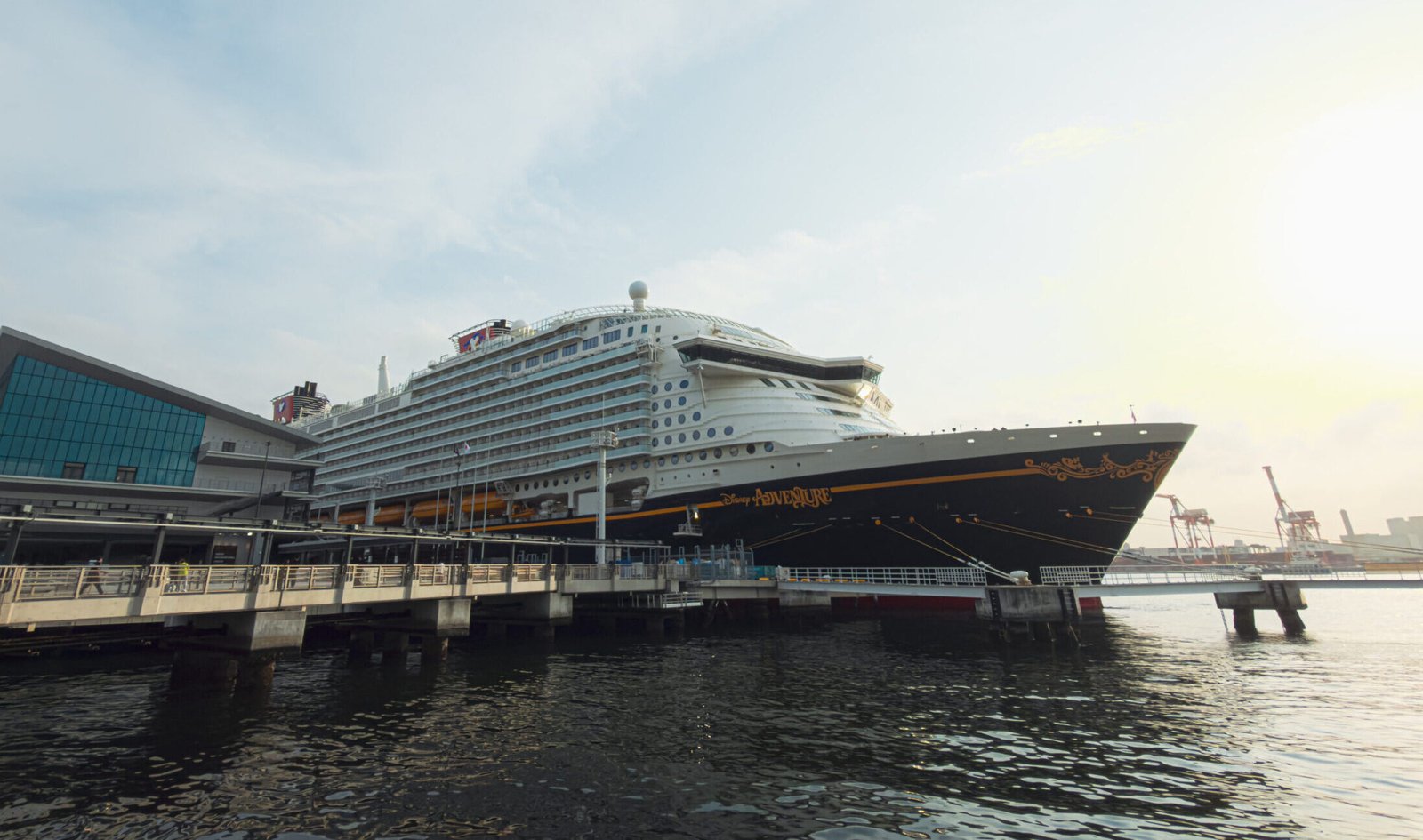 Eine Aufnahme der Disney Adventure von Disney Cruise Line im Hafen von Tokyo, Japan, 2026.