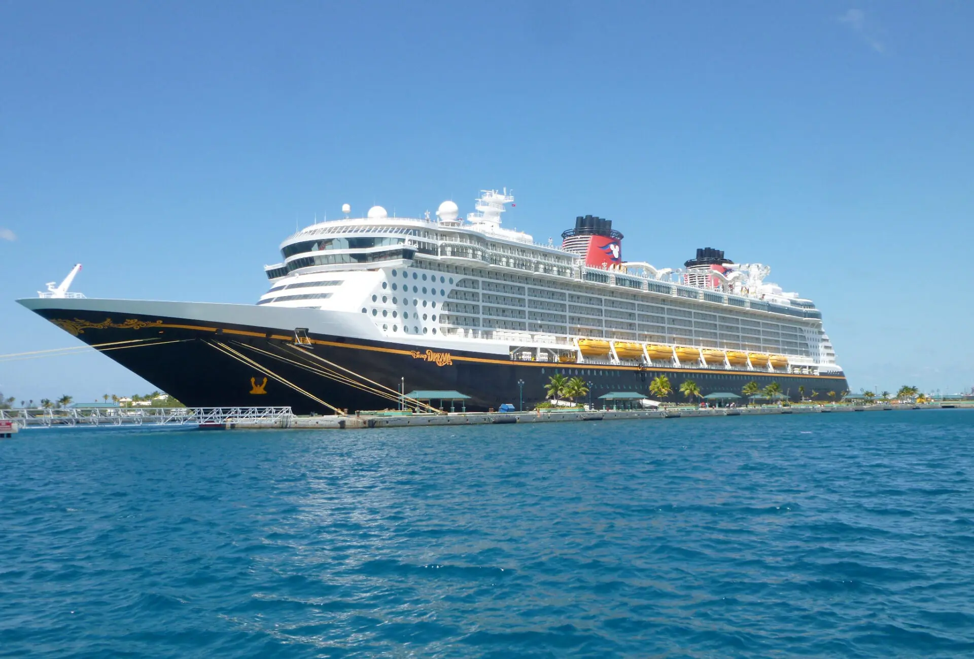 Eine Aufnahme der Disney Dream von Disney Cruise Line in den Bahamas, 2014.
